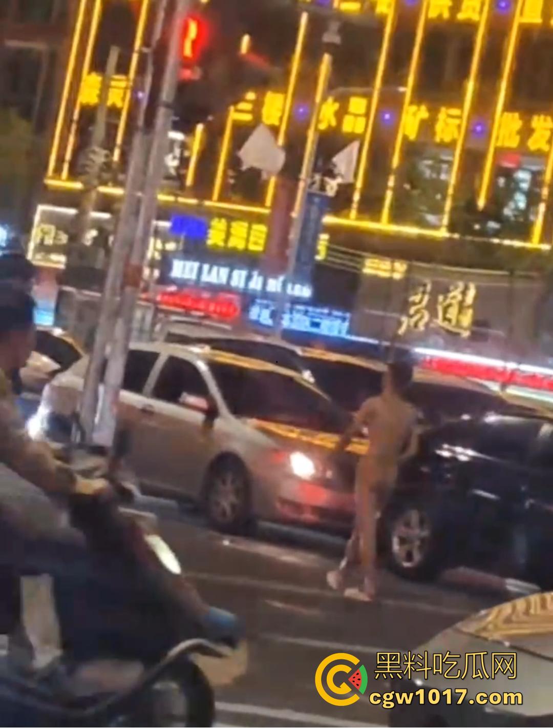 深圳罗湖水贝珠宝城惊现全裸男！大马路晃屌逛街 又是主人任务？  第4张