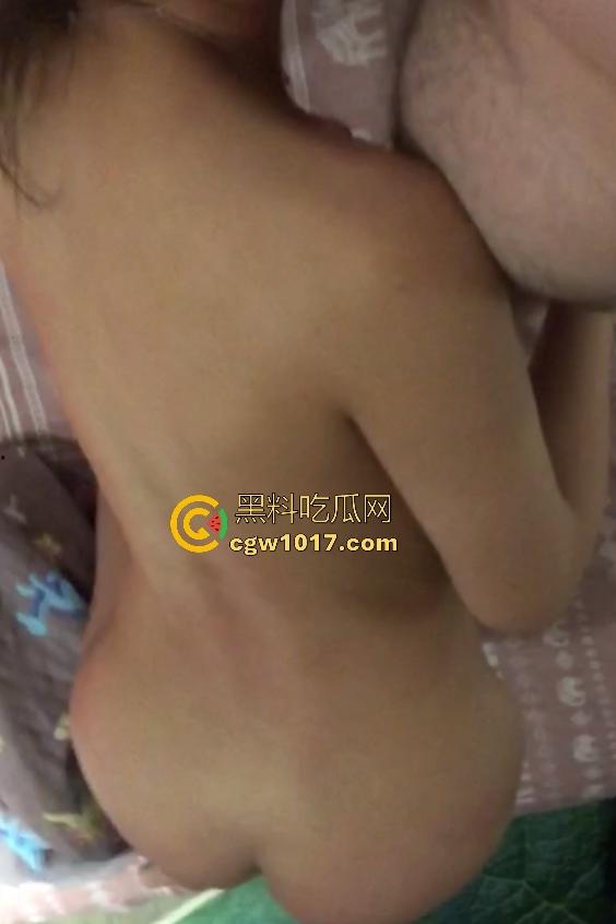 从小被宠大的女神遇到老公大鸡巴也会害羞，口交含到满脸潮红，后入大屁股被啪出红手印，刚结婚完想怎么操就怎么操！  第6张