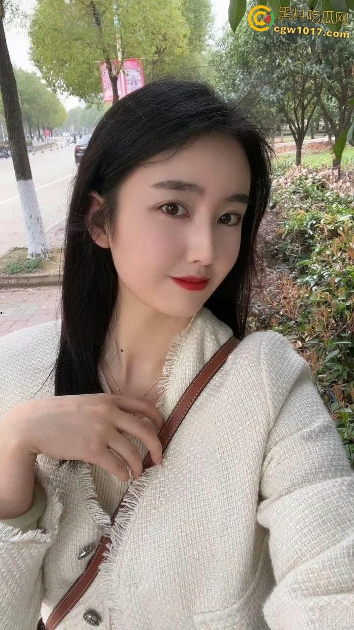 武汉工商学院辅导员【徐曦】，曾在花椒与金主裸聊被曝，视频完美露脸露点，极品巨乳娇喘挑逗 ！  第2张