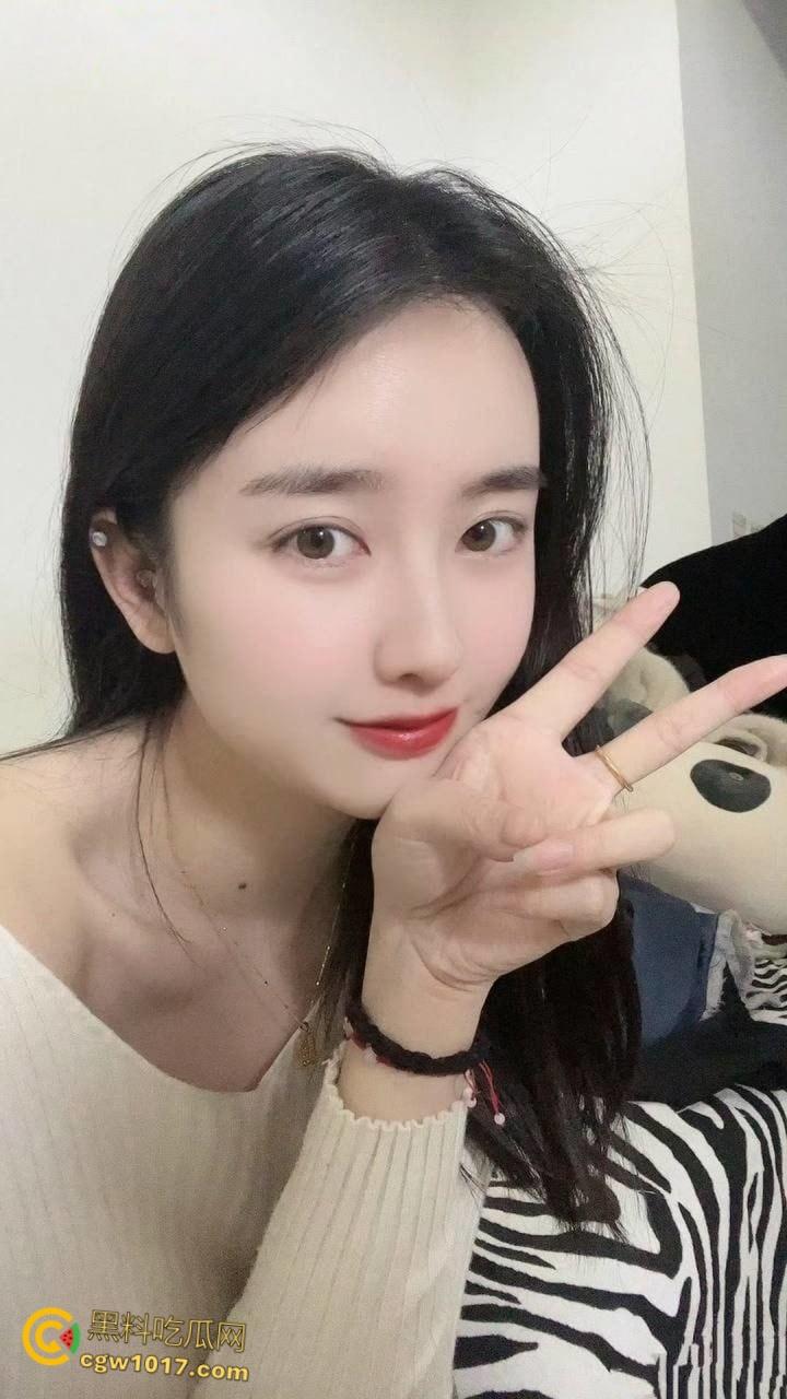 武汉工商学院辅导员【徐曦】，曾在花椒与金主裸聊被曝，视频完美露脸露点，极品巨乳娇喘挑逗 ！  第3张