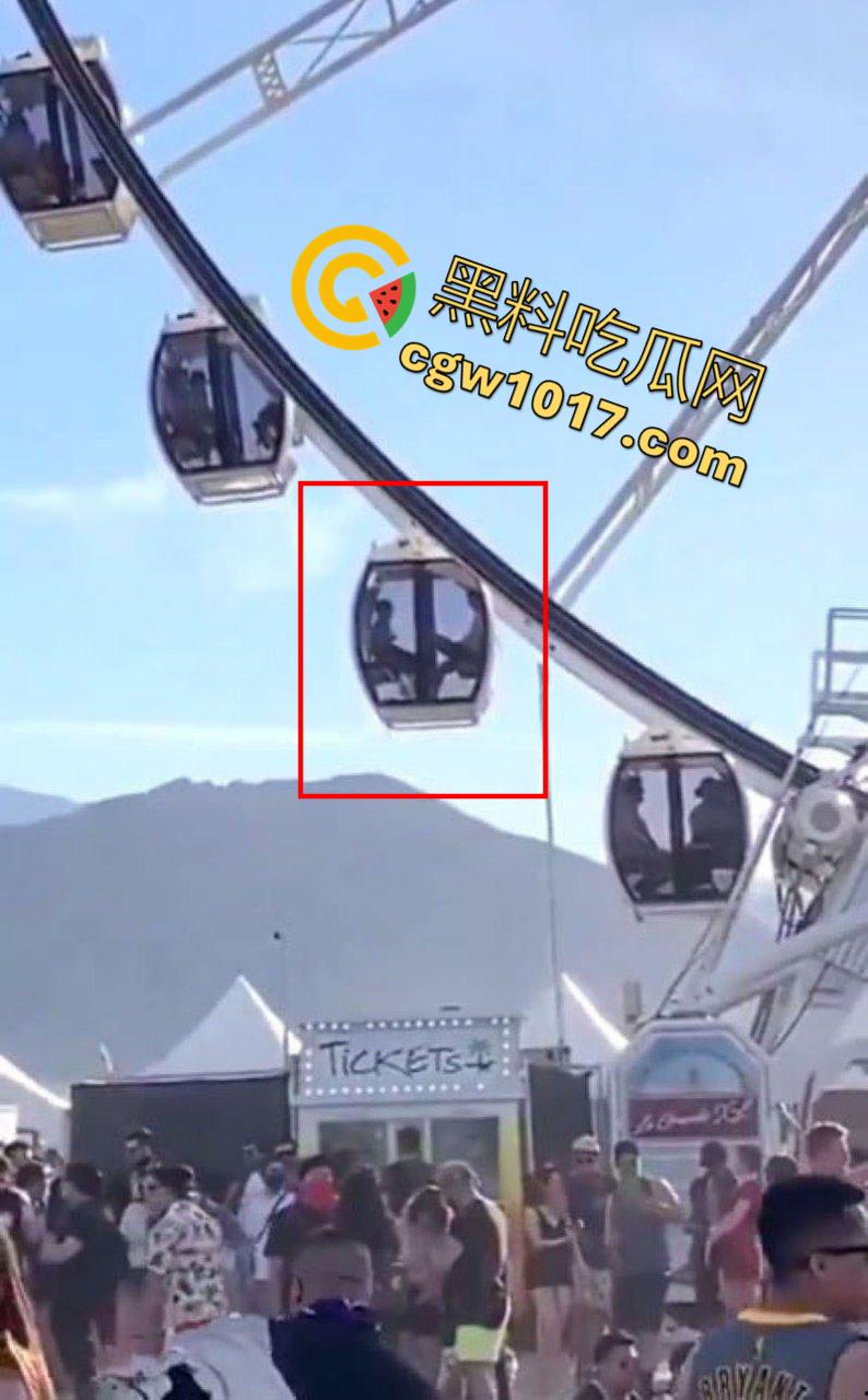 摩天轮刚启动就开吃！饥渴洋妞当众跪舔弟弟 舱内上演活春宫 生怕别人看不到 太敢玩了！  第2张