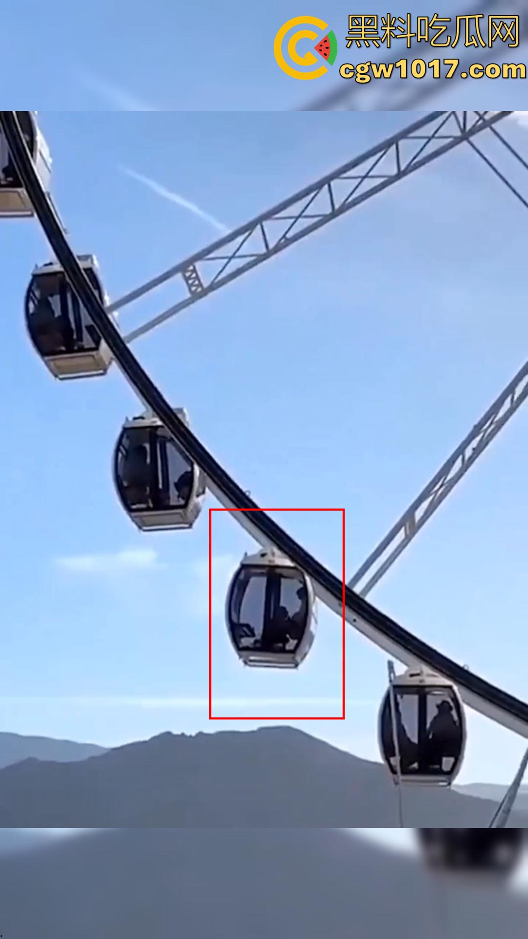 摩天轮刚启动就开吃！饥渴洋妞当众跪舔弟弟 舱内上演活春宫 生怕别人看不到 太敢玩了！  第5张