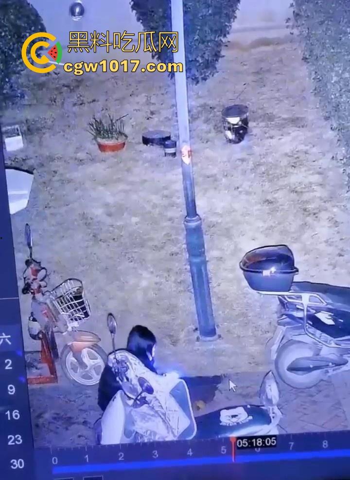 这就是小红书上的小仙女嘛！人模人样小姐姐随地拉屎，还很讲究拿别人电动车上的衣服擦屁屁，真的把我笑死！  第4张