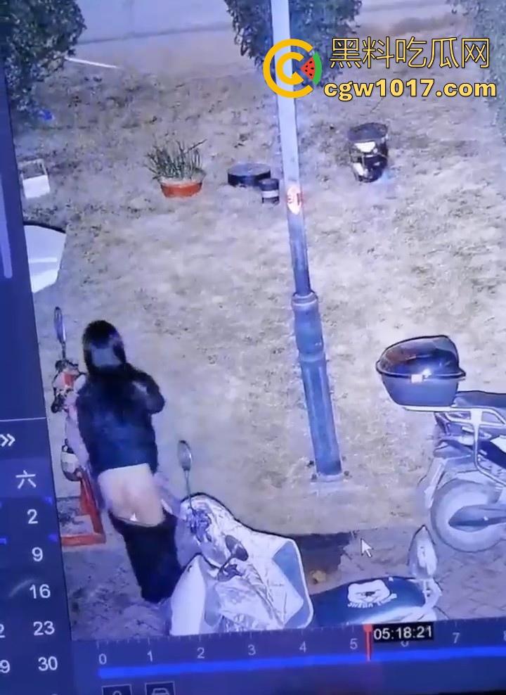 这就是小红书上的小仙女嘛！人模人样小姐姐随地拉屎，还很讲究拿别人电动车上的衣服擦屁屁，真的把我笑死！  第5张