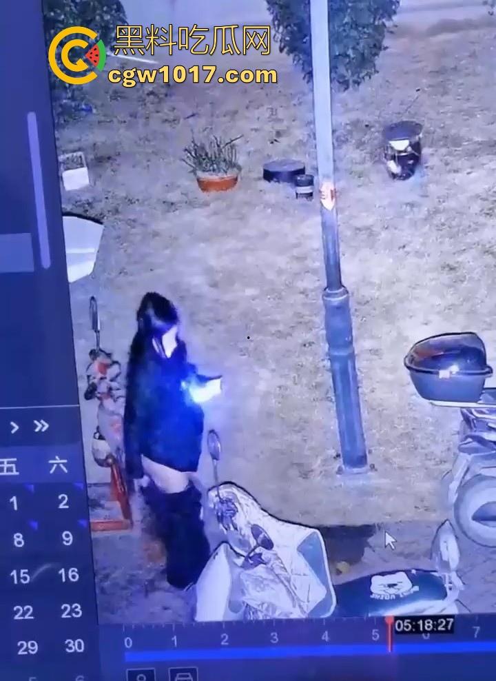 这就是小红书上的小仙女嘛！人模人样小姐姐随地拉屎，还很讲究拿别人电动车上的衣服擦屁屁，真的把我笑死！  第6张