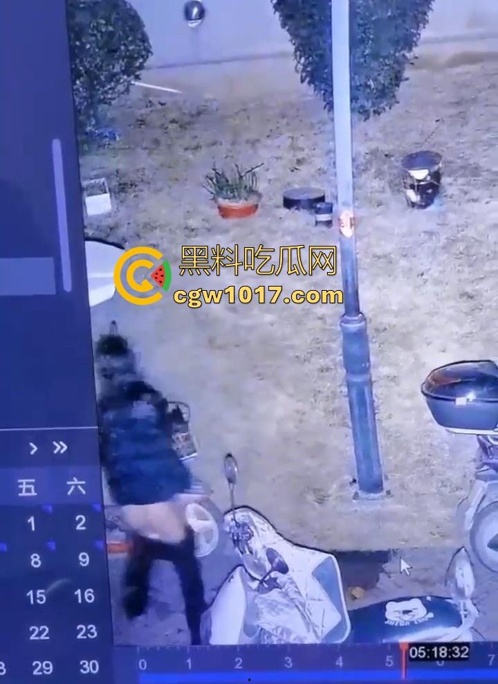 这就是小红书上的小仙女嘛！人模人样小姐姐随地拉屎，还很讲究拿别人电动车上的衣服擦屁屁，真的把我笑死！  第8张