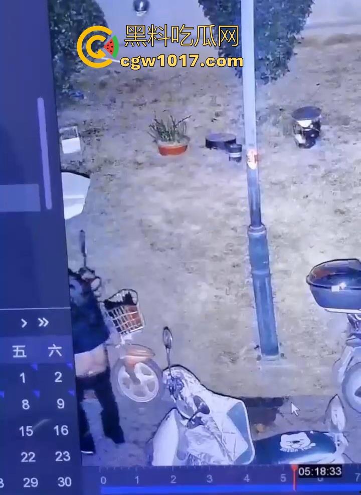 这就是小红书上的小仙女嘛！人模人样小姐姐随地拉屎，还很讲究拿别人电动车上的衣服擦屁屁，真的把我笑死！  第9张