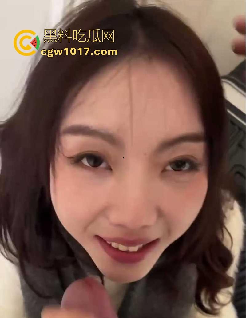 约炮山西大学舞蹈系【刘雯慧】随时随地嘴里都要塞根鸡巴的骚逼，自称水多无套党，这骚劲儿隔着屏幕都能熏着！  第9张