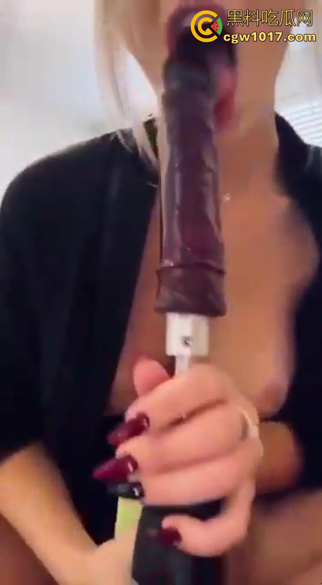 国外的金发骚货用电钻装上假屌 开最高档狂捅骚逼！骚逼被钻到喷水爽到翻白眼，差点把阴道都磨穿了！  第1张