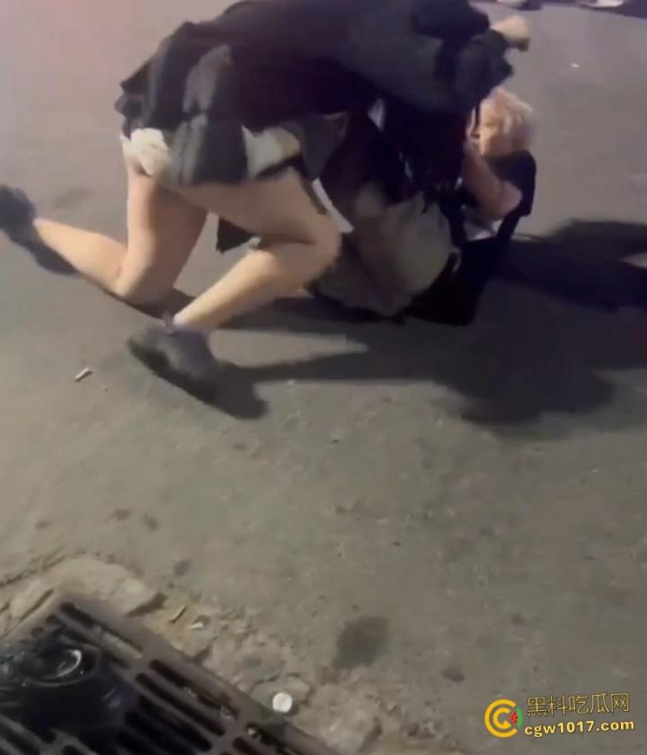 彪悍小仙女街头暴走，狂揍黄毛精神小伙，大白屁股极度辣眼，短裙外翻内裤都漏出来了，小伙被压在身下怀疑人生 ！  第2张