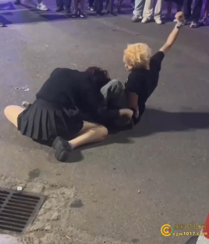 彪悍小仙女街头暴走，狂揍黄毛精神小伙，大白屁股极度辣眼，短裙外翻内裤都漏出来了，小伙被压在身下怀疑人生 ！  第6张