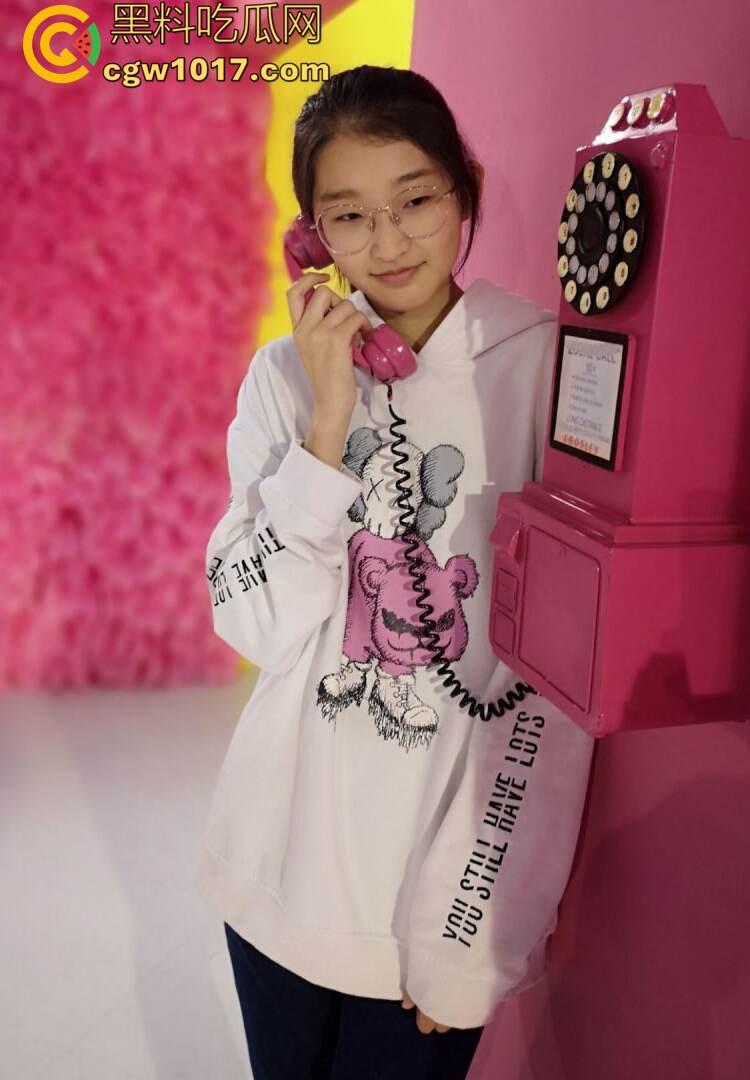 瓜友投稿：一顿海底捞＋一场电影成功拿下高二眼镜妹！嫩穴紧的差点夹爆鸡儿，可惜居然不是处了！  第3张