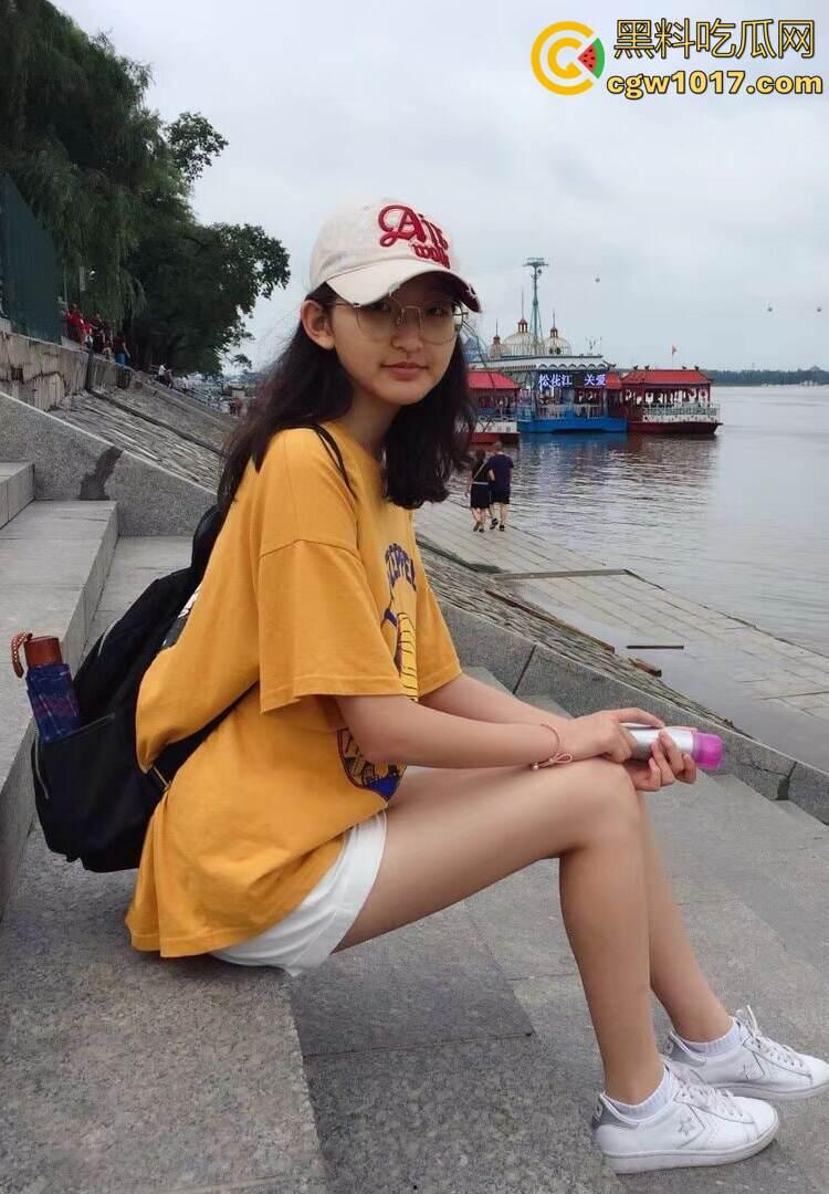 瓜友投稿：一顿海底捞＋一场电影成功拿下高二眼镜妹！嫩穴紧的差点夹爆鸡儿，可惜居然不是处了！  第1张