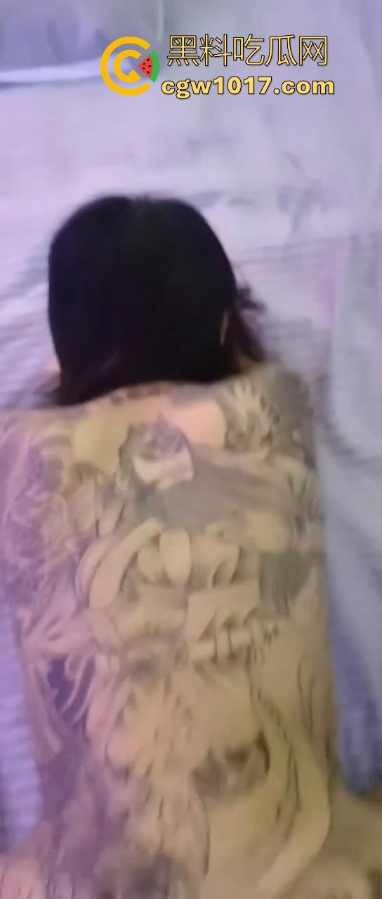 后入大满背是什么感觉？只能说看着哪背部的关公真是越操越有力气，仿佛有种魔力，根本停不下来！  第2张