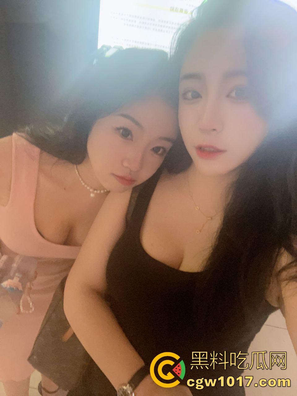 真实上海高颜值母女双飞侍奉一夫，剧情反成现实，母女双双沦为他人母狗，面对双肥臀夹击很难不爱！  第5张