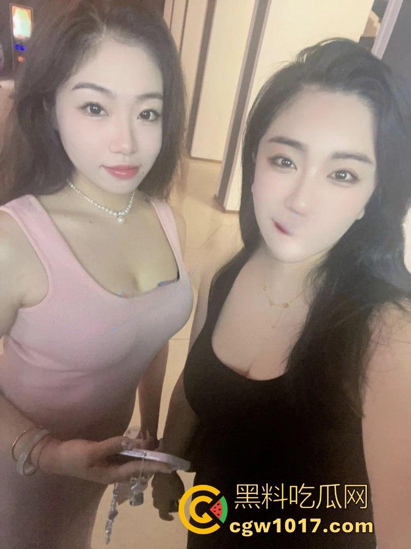 真实上海高颜值母女双飞侍奉一夫，剧情反成现实，母女双双沦为他人母狗，面对双肥臀夹击很难不爱！  第7张