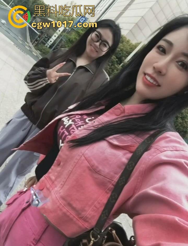 真实上海高颜值母女双飞侍奉一夫，剧情反成现实，母女双双沦为他人母狗，面对双肥臀夹击很难不爱！  第2张