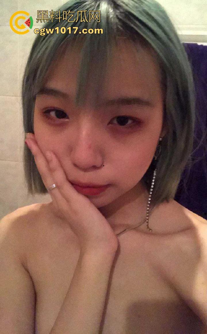 网聊三个月终于拿下绿毛地雷妹， 美乳圆润表情娇羞，纤细身姿被疯狂蹂躏，诱惑到让人春心荡漾欲火焚身！  第1张