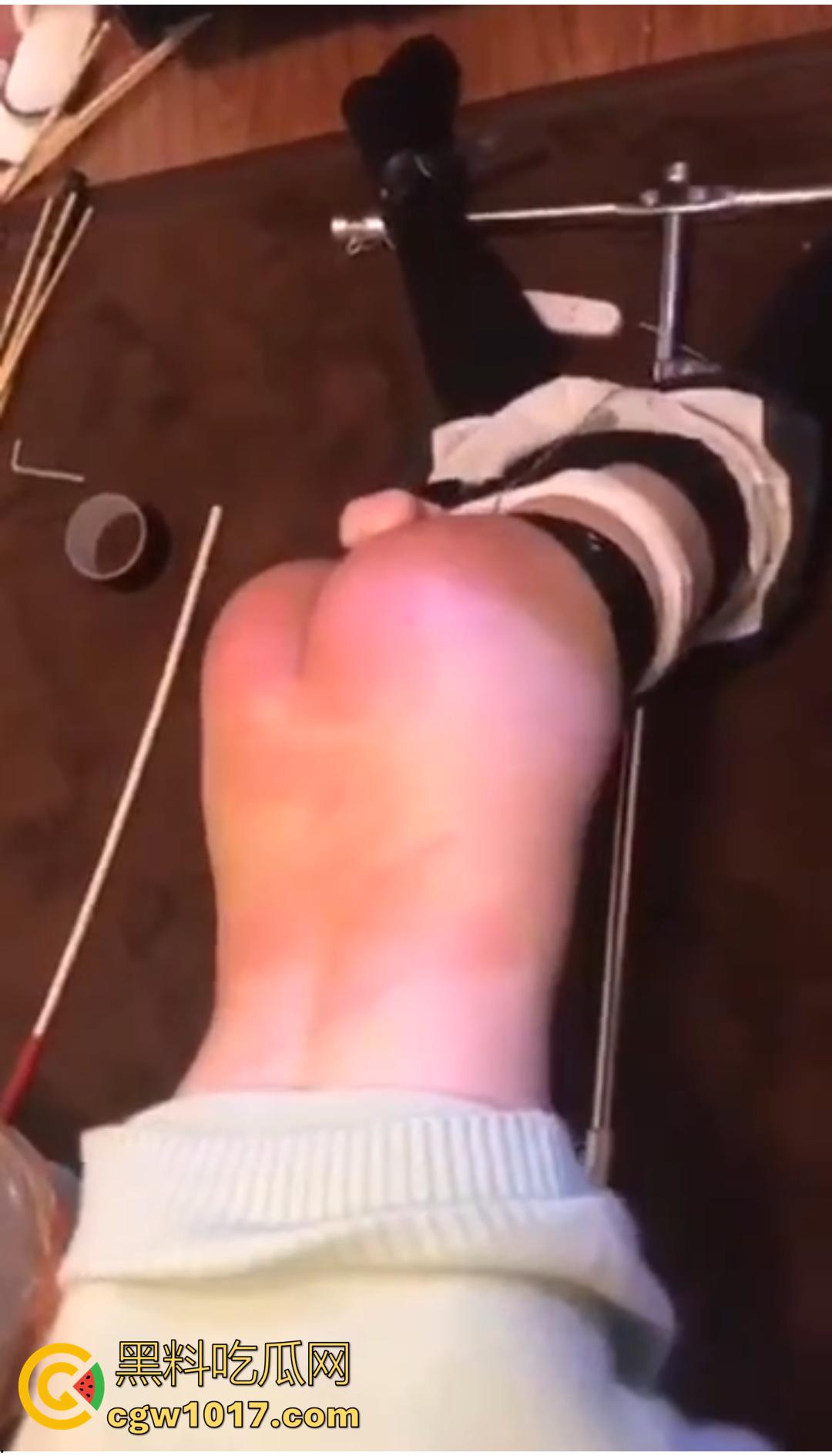 重口SM调教合集来袭！带你欣赏小众癖好！捆绑＋口塞＋臀刑鞭打，样样俱全 有的哭着求饶 有的还喊再用力！  第3张