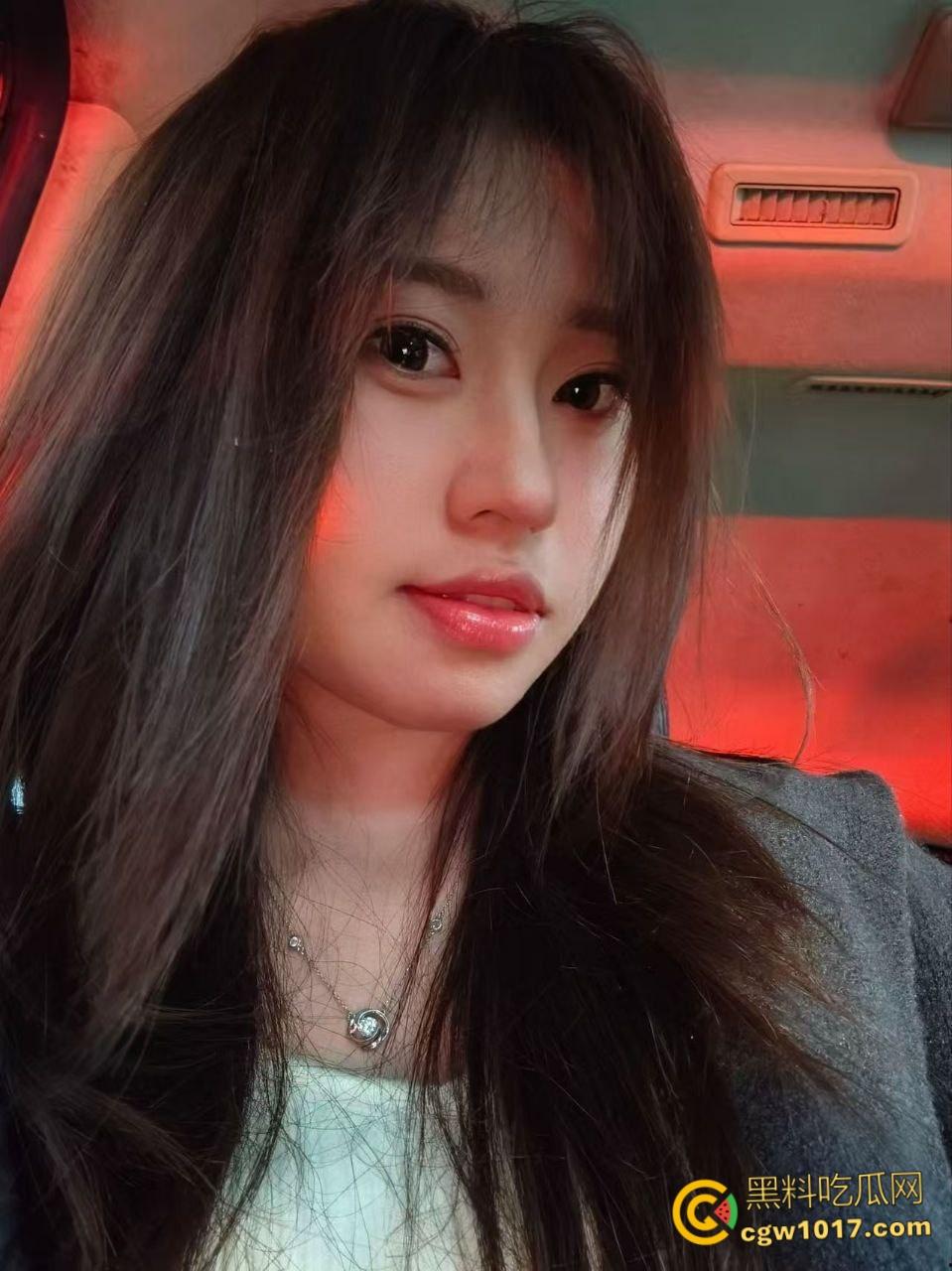 沈阳小母狗【李思琴】，与炮友约炮偷情，户外露出激情十足，深喉口交挑逗不断，粉嫩白虎被无套爆操 ！  第1张