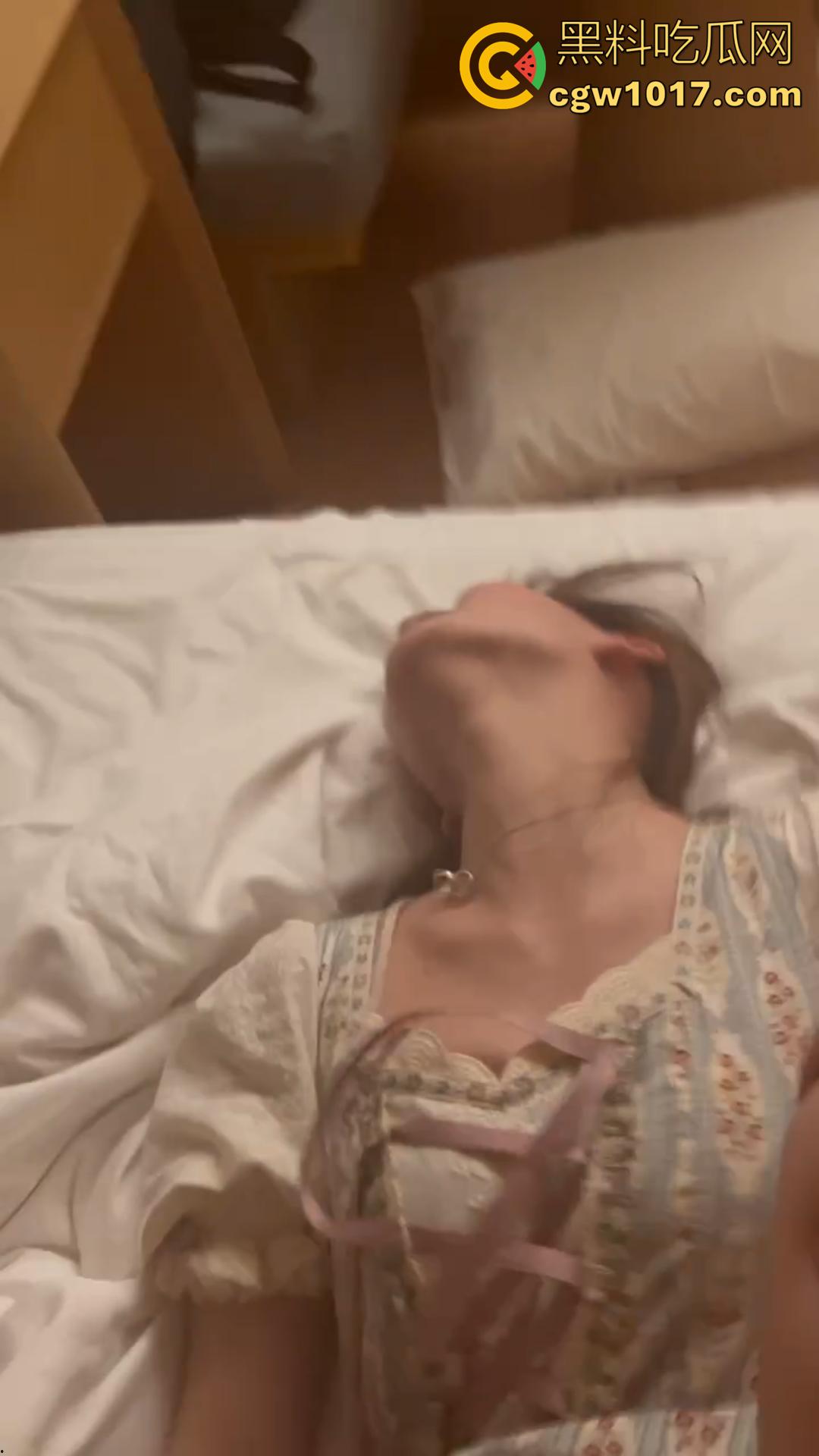 瓜友实名爆料前女友【曹梦菲】最喜欢穿JK 洛丽塔 虽然外表软萌，但是叫床声太骚了让人听了就想射 还喜欢被颜射洗脸！  第4张