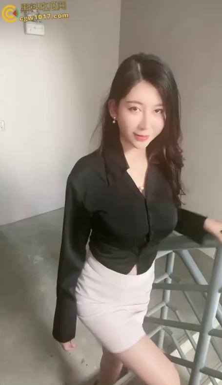 抖音巨乳网红【李雅】，趁着醉酒的闺蜜强推闺蜜老公，主动脱衣口交深喉，闺蜜醒来后十分眼红，为了大屌争宠 ！  第4张