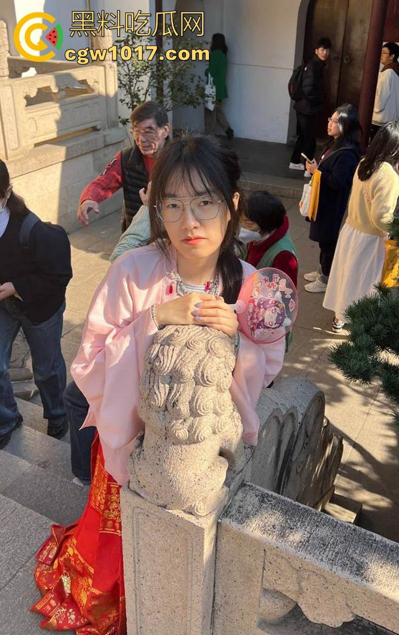 含屌玩手机还不够，还得边干边用跳蛋狂震嫩穴！长沙科技学院骚逼母狗【蒋恩彤】性爱表演曝光，鉴定骚货一枚！  第1张