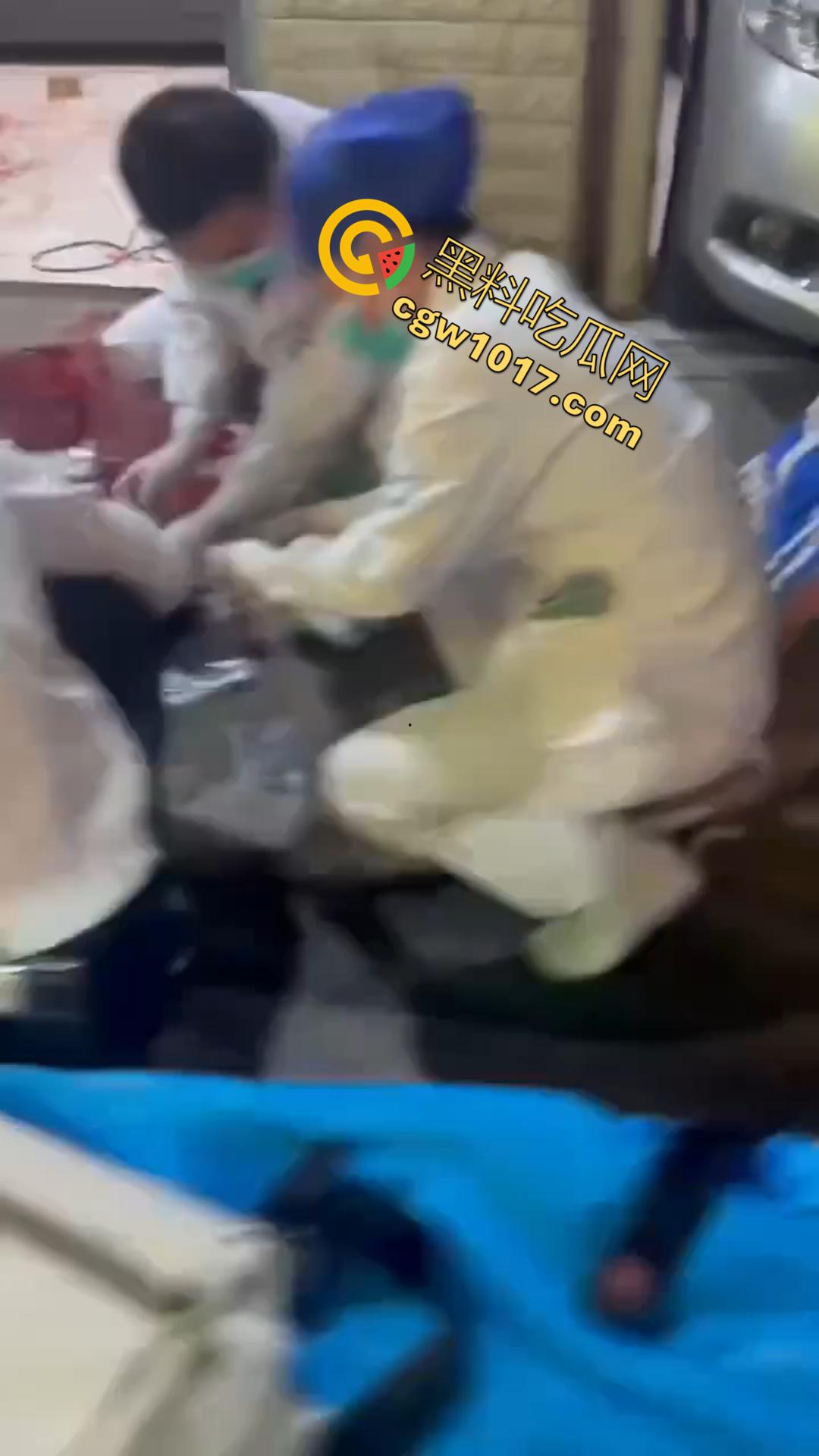 广西南宁骇人惨案！外卖骑手与商家发生口角 被其持刀疯砍当场死亡 现场血流成河毛骨悚然！  第7张