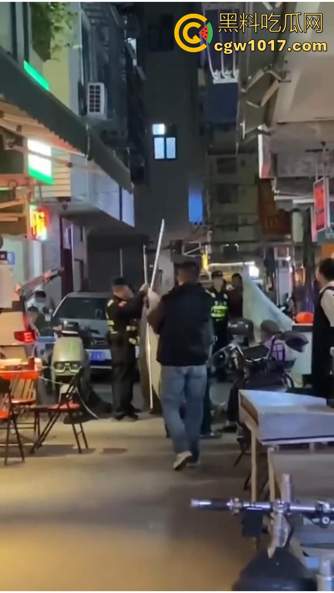 广西南宁骇人惨案！外卖骑手与商家发生口角 被其持刀疯砍当场死亡 现场血流成河毛骨悚然！  第4张