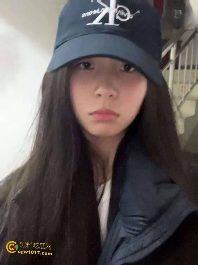 富二代约炮大神【fkabuto】，约炮荆州甜妹，极品反差妹出轨男友，穿着白色吊带被扛腿猛草，露脸深喉爽到揉奶！  第2张