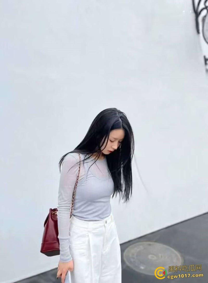 富二代约炮大神【fkabuto】，约炮荆州甜妹，极品反差妹出轨男友，穿着白色吊带被扛腿猛草，露脸深喉爽到揉奶！  第3张