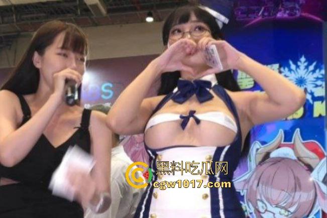 台北成人手游线下活动，建模女神跪地舌舔观众手指，弯腰递周边，曲线炸裂到观众尖叫，荷尔蒙拉满呀！  第1张