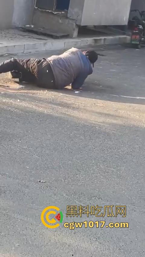 人狗街头大战！比特撕咬绝望老登，撕咬了一会主人拦开，狗子越想越气再次扑咬，不是路上这么多人就合着要这老头呗！  第3张