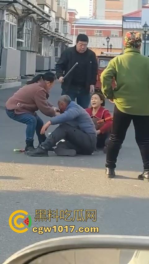 人狗街头大战！比特撕咬绝望老登，撕咬了一会主人拦开，狗子越想越气再次扑咬，不是路上这么多人就合着要这老头呗！  第9张