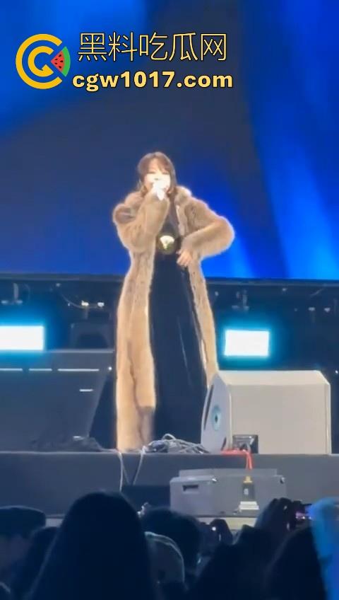 张韶涵演唱会粉丝大战，男粉大战小红书小仙女，疑似位置被抢而大打出手，偶像台上唱的火热，台下也打得火热！  第1张