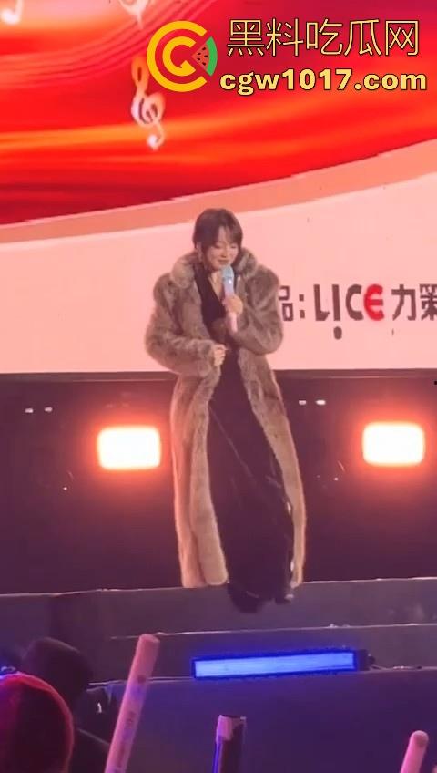 张韶涵演唱会粉丝大战，男粉大战小红书小仙女，疑似位置被抢而大打出手，偶像台上唱的火热，台下也打得火热！  第2张