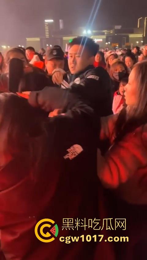 张韶涵演唱会粉丝大战，男粉大战小红书小仙女，疑似位置被抢而大打出手，偶像台上唱的火热，台下也打得火热！  第6张