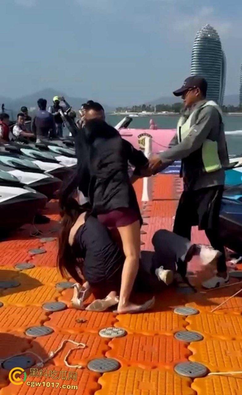 海南三亚钟情会所海边 ，黑衣女子当庭挑衅三女爆发冲突，头发一拽倒地就干，飞扑薅头堪比职业选手！  第2张