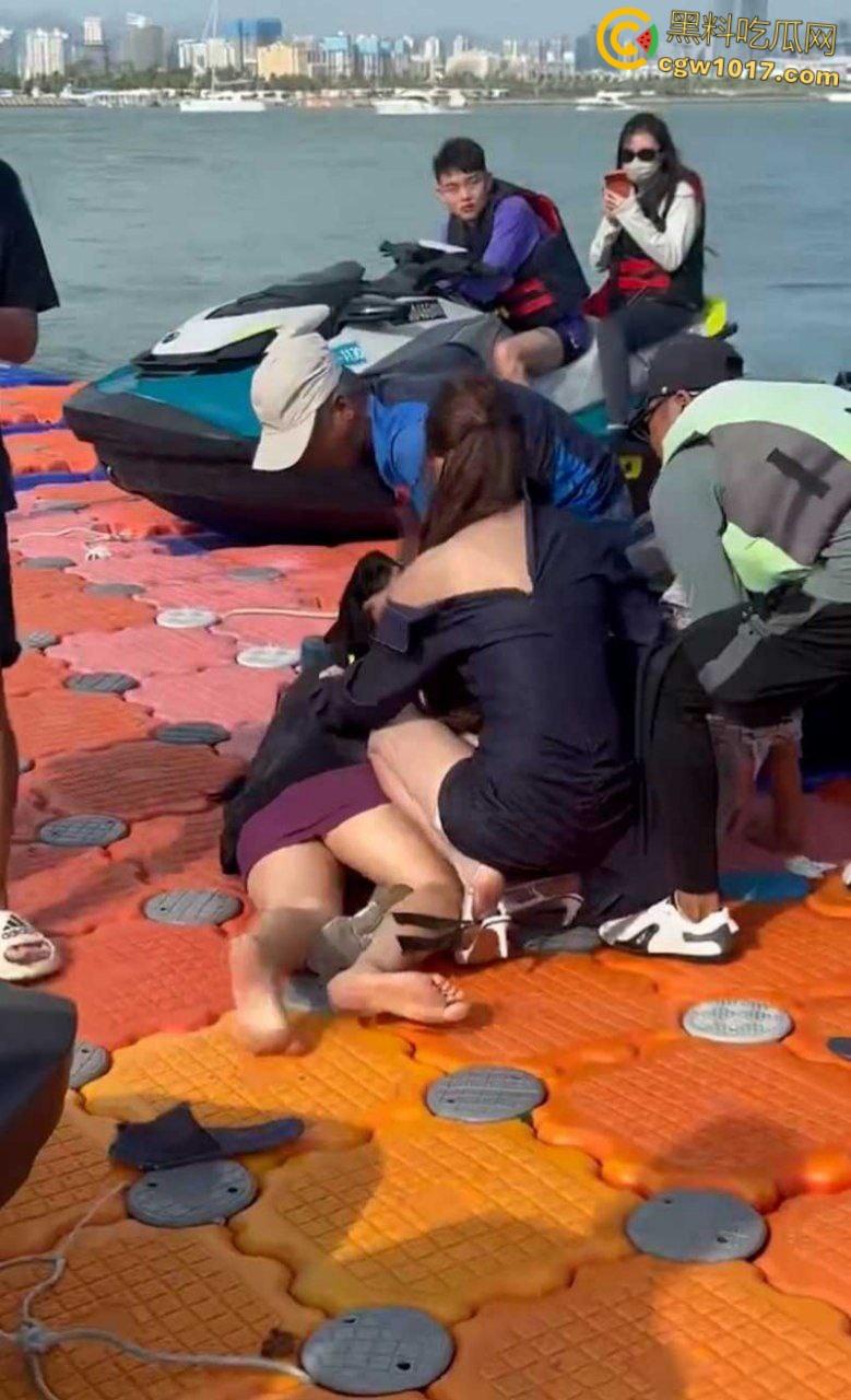 海南三亚钟情会所海边 ，黑衣女子当庭挑衅三女爆发冲突，头发一拽倒地就干，飞扑薅头堪比职业选手！  第5张