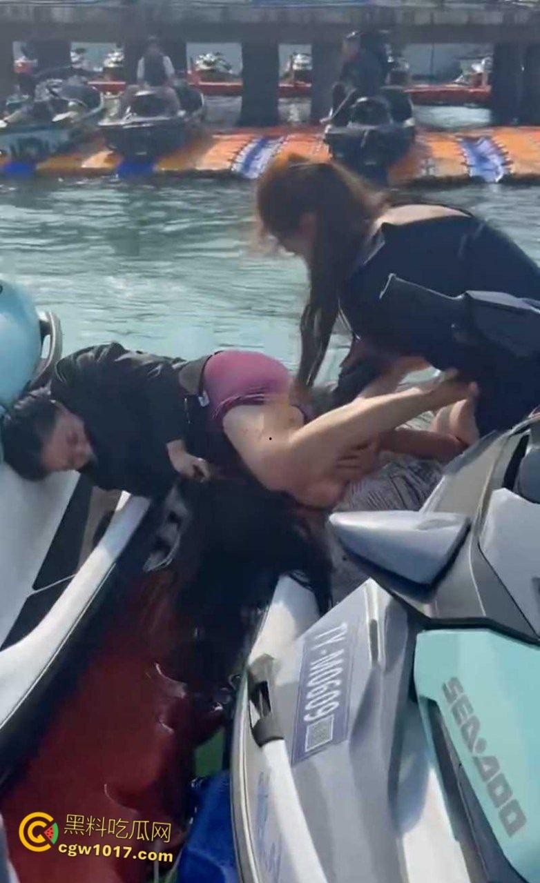 海南三亚钟情会所海边 ，黑衣女子当庭挑衅三女爆发冲突，头发一拽倒地就干，飞扑薅头堪比职业选手！  第6张