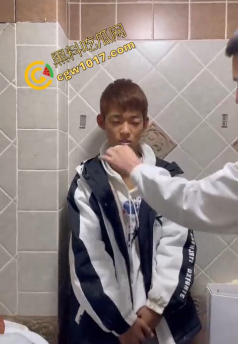 血腥慎点！社会混混残忍虐打小伙，马桶刷戳脸，铁管刺手，手背戳破血肉模糊，骨头暴露，惨不忍睹，令人心寒！  第1张