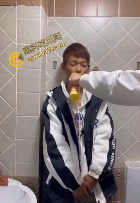 血腥慎点！社会混混残忍虐打小伙，马桶刷戳脸，铁管刺手，手背戳破血肉模糊，骨头暴露，惨不忍睹，令人心寒！  第2张