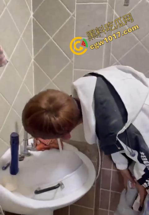 血腥慎点！社会混混残忍虐打小伙，马桶刷戳脸，铁管刺手，手背戳破血肉模糊，骨头暴露，惨不忍睹，令人心寒！  第3张