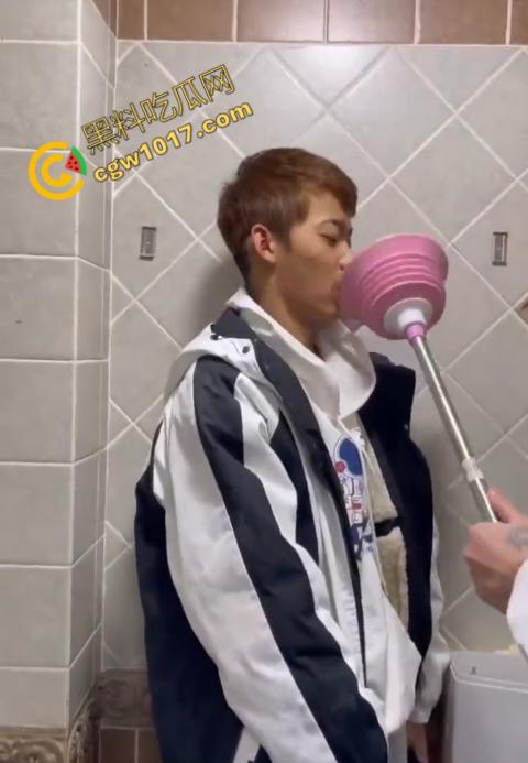 血腥慎点！社会混混残忍虐打小伙，马桶刷戳脸，铁管刺手，手背戳破血肉模糊，骨头暴露，惨不忍睹，令人心寒！  第5张