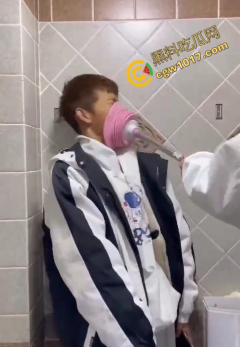 血腥慎点！社会混混残忍虐打小伙，马桶刷戳脸，铁管刺手，手背戳破血肉模糊，骨头暴露，惨不忍睹，令人心寒！  第6张