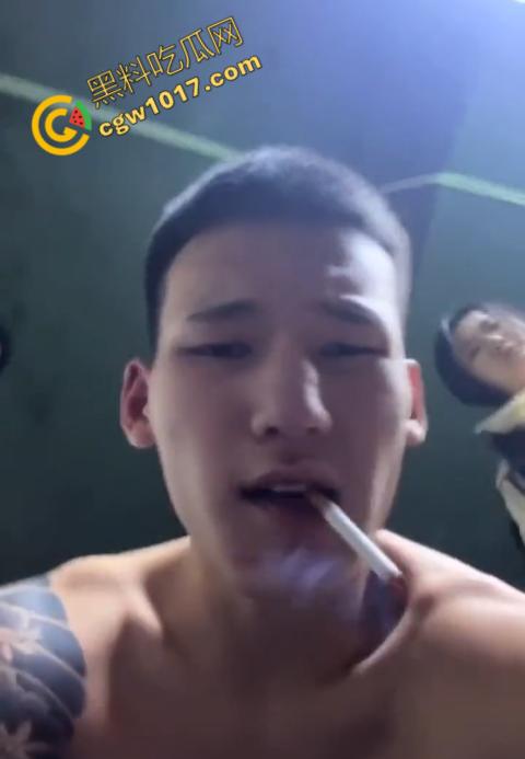 血腥慎点！社会混混残忍虐打小伙，马桶刷戳脸，铁管刺手，手背戳破血肉模糊，骨头暴露，惨不忍睹，令人心寒！  第7张