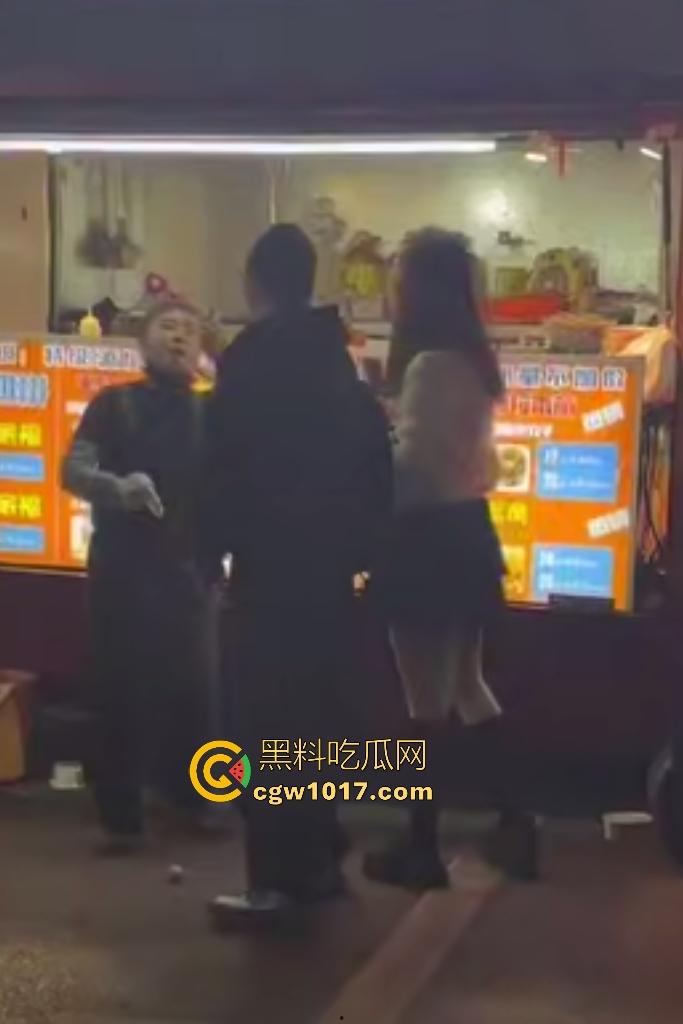 湖南大学城章鱼小丸子事件，两女子因出餐慢怒砸摊位，推倒七旬奶奶致脑梗，摊主儿子哭诉怒喷“泼妇蛮横”！  第5张