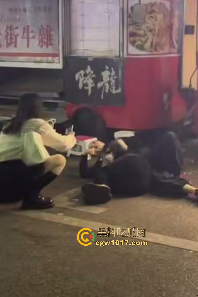 湖南大学城章鱼小丸子事件，两女子因出餐慢怒砸摊位，推倒七旬奶奶致脑梗，摊主儿子哭诉怒喷“泼妇蛮横”！  第6张