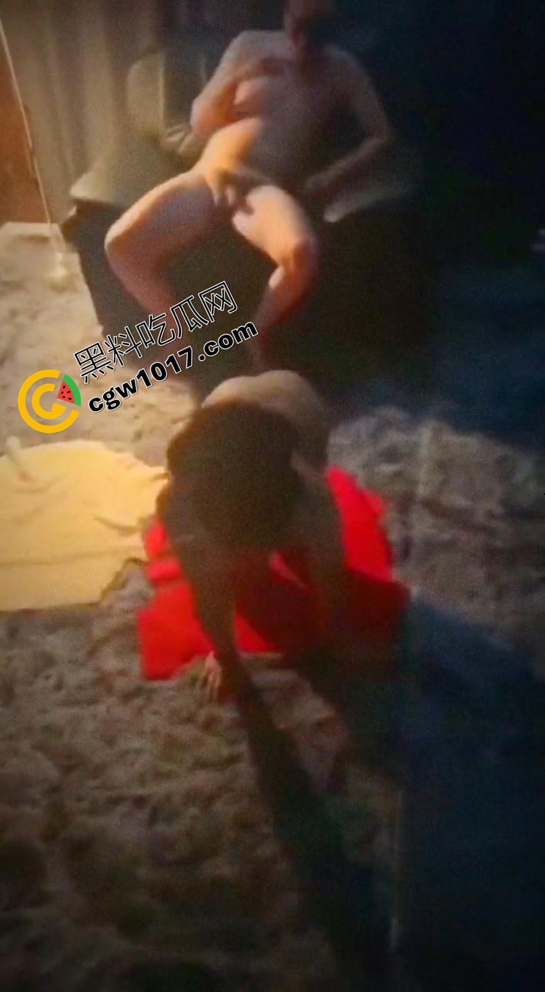 绿奴献妻跟俩东北大汉群P调教！骚母狗自己骑乘全自动榨精！全程女的都用东北话淫叫，虽然有些出戏但更刺激！  第4张