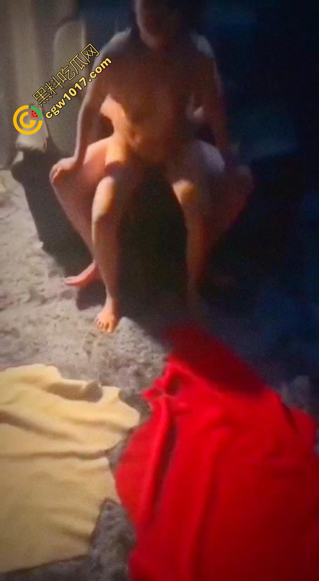 绿奴献妻跟俩东北大汉群P调教！骚母狗自己骑乘全自动榨精！全程女的都用东北话淫叫，虽然有些出戏但更刺激！  第6张